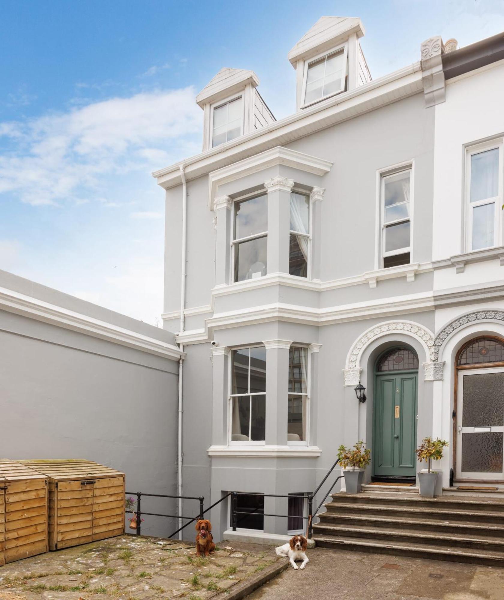 New Luxury For 2024 - Central Plymouth House - Sleeps 10 - Access To Plymouth Town - Close To The Barbican - Pets Welcome - Parking Available - By Luxe Living By Sophia 外观 照片