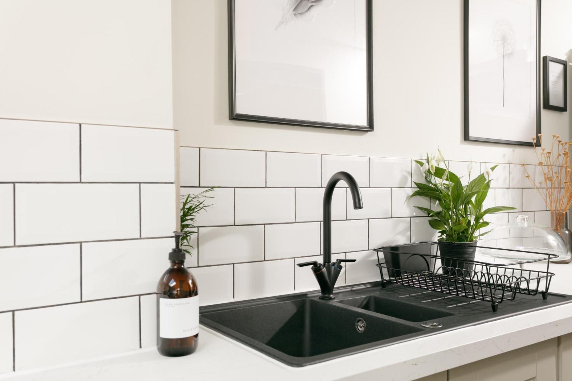 New Luxury For 2024 - Central Plymouth House - Sleeps 10 - Access To Plymouth Town - Close To The Barbican - Pets Welcome - Parking Available - By Luxe Living By Sophia 外观 照片