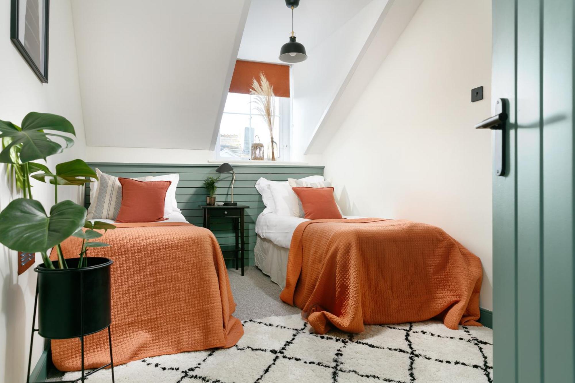 New Luxury For 2024 - Central Plymouth House - Sleeps 10 - Access To Plymouth Town - Close To The Barbican - Pets Welcome - Parking Available - By Luxe Living By Sophia 外观 照片
