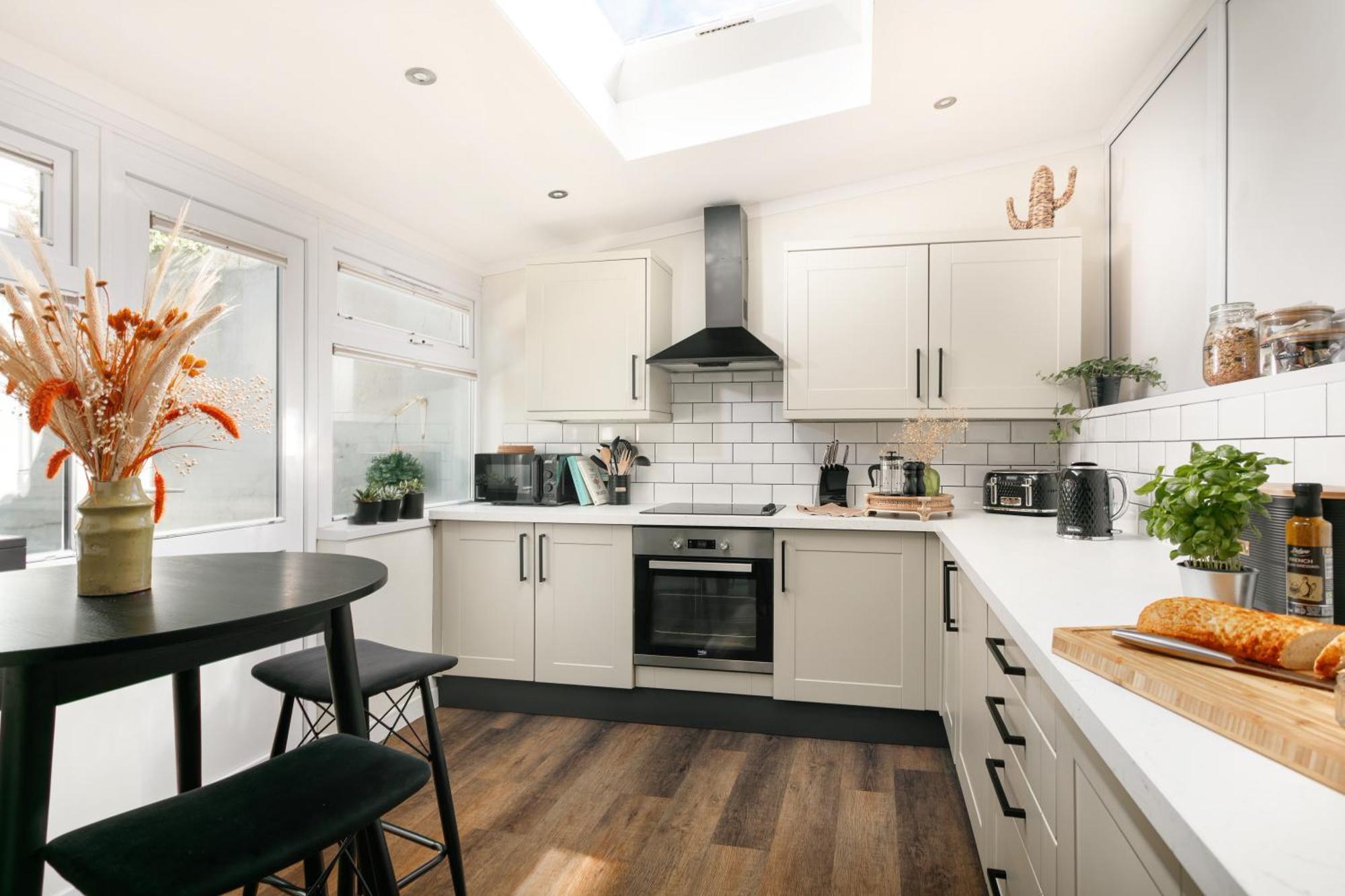 New Luxury For 2024 - Central Plymouth House - Sleeps 10 - Access To Plymouth Town - Close To The Barbican - Pets Welcome - Parking Available - By Luxe Living By Sophia 外观 照片